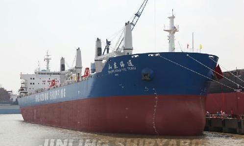 金陵船厂两天交付三艘船
